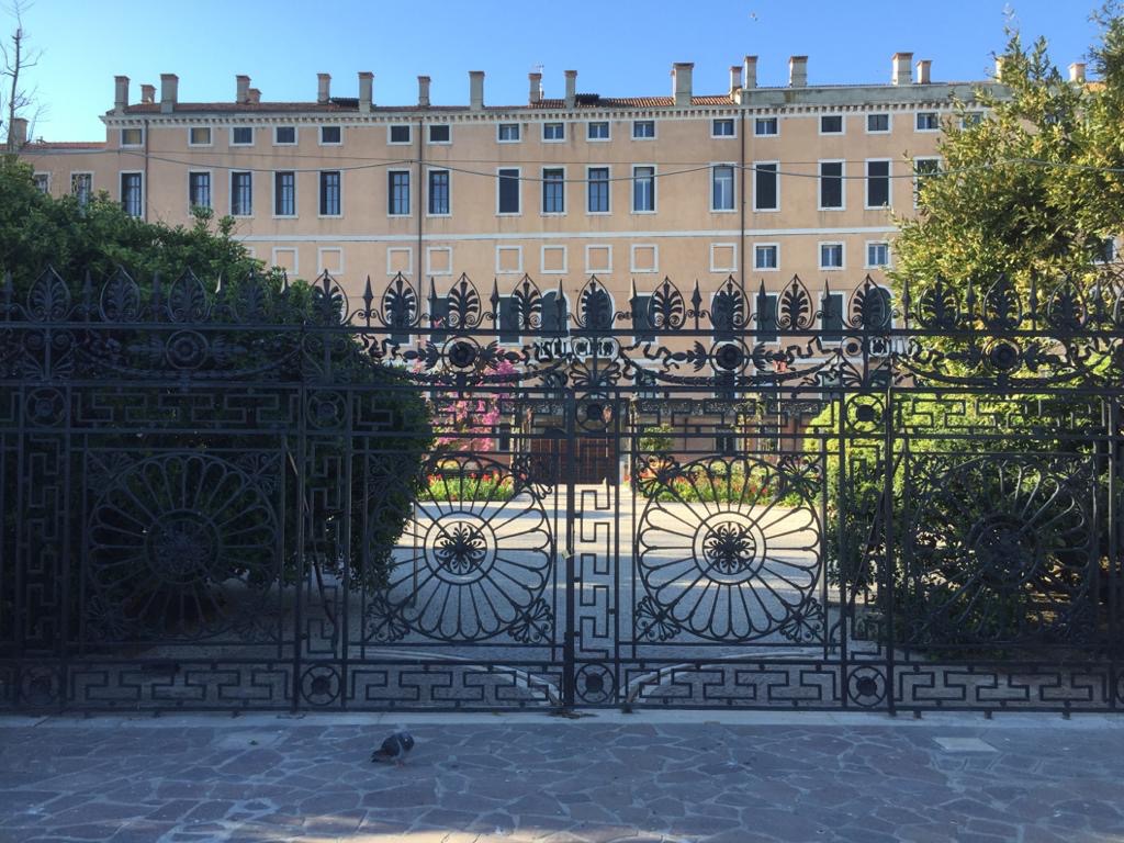 Il cancello di ingresso ai Giardini Reali dopo il restauro